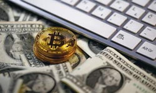 区块链技术应用指的是利用区块链技术的特性，如去中心化、安全性、透明性和可追溯性等，来解决各种领域中的实际问题。区块链最初是为了支持比特币而诞生的，但随着其技术的成熟，已经被广泛应用于金融、供应链管理、医疗健康、数字身份等多个领域。

区块链技术应用的核心在于：通过去中心化的数据存储和管理模式，使得参与的各方能够在信任缺失的环境中安全地交换数据和价值。区块链网络中的每一个节点都保存了一份完整的数据副本，因此数据的修改和删除几乎不可能，确保了信息的真实性和不可篡改性。

以下是一些区块链技术应用的实例：

1. **金融领域**：区块链技术被应用于跨境支付、数字货币、智能合约等，使得交易更为高效和安全，降低了交易成本。

2. **供应链管理**：区块链可以追踪商品的来源和流通路径，提高了供应链的透明度，减少了造假和欺诈的风险。

3. **医疗健康**：利用区块链，可以安全地存储和共享患者的医疗记录，提高医疗服务的效率。

4. **数字身份**：区块链技术允许用户创建和管理他们的数字身份，保护个人信息并防止身份盗用。

5. **版权保护**：艺术作品和数字内容的版权可以通过区块链技术进行记录，确保创作者的权益得到保护。

随着技术的发展，区块链的应用范围将继续扩大，越来越多的行业开始探索如何将这一技术融入到他们的业务流程中。